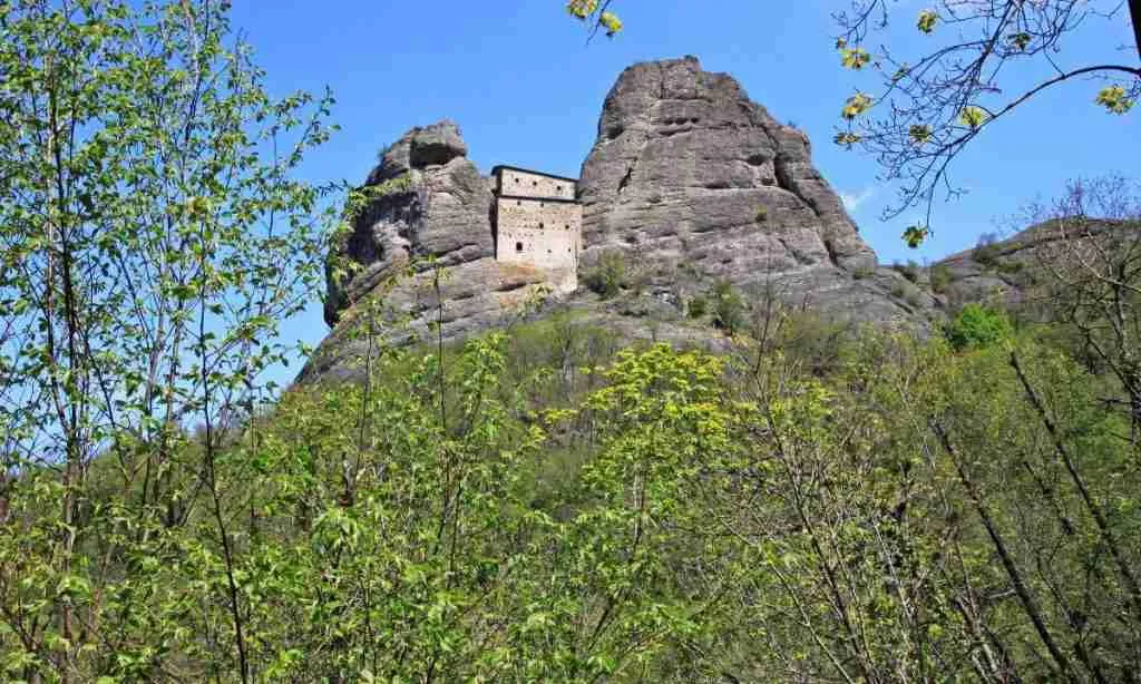 castello della pietra a vobbia