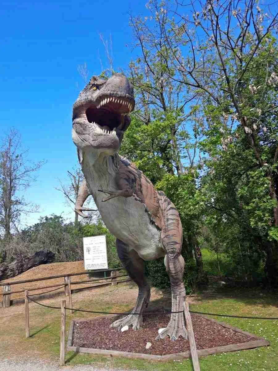 Dinosauro a grandezza naturale parco della preistoria rivolta d adda